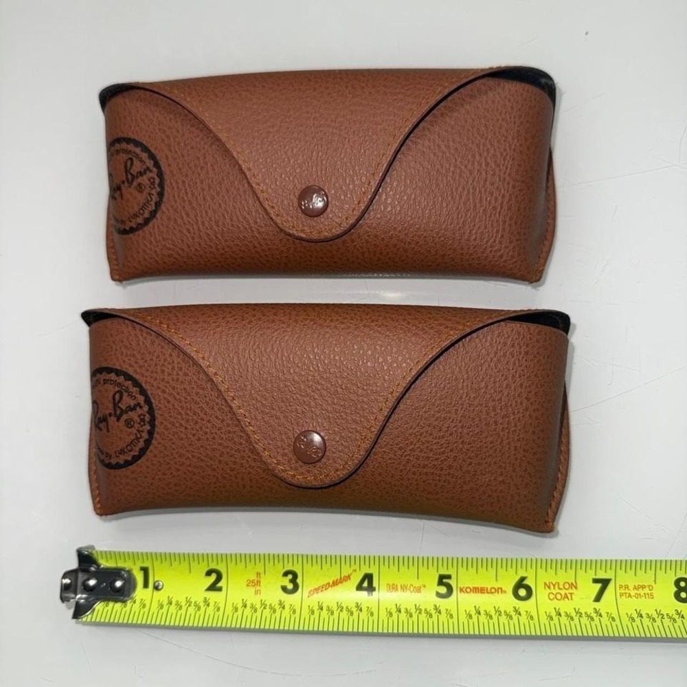 Set a two Ray-Banโ eyeglass holders